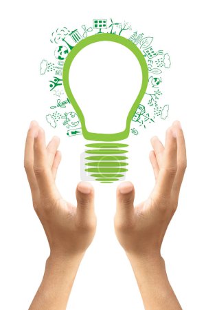 Téléchargez les photos : Mains tenant une ampoule écologique verte - en image libre de droit
