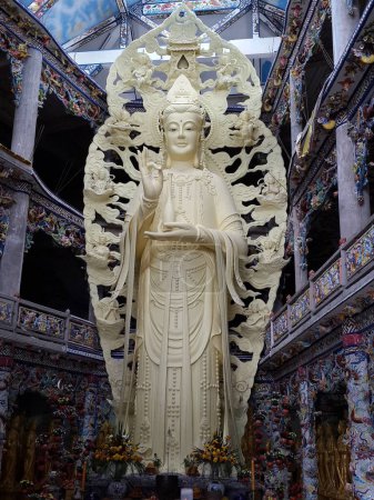 Téléchargez les photos : Statue Bodhisattva dans le temple - en image libre de droit