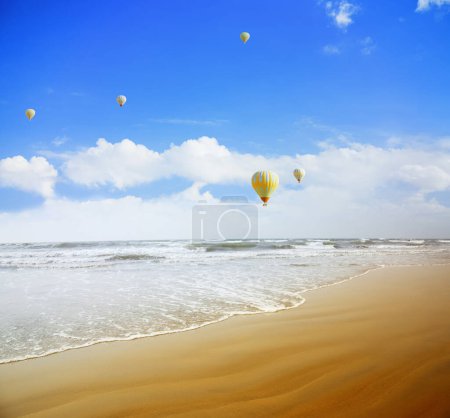 Foto de Globos de aire sobre el mar - Imagen libre de derechos