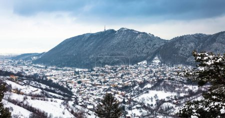 Foto de Brasov Vista panorámica de la ciudad en temporada de invierno con la montaña Tama - Imagen libre de derechos
