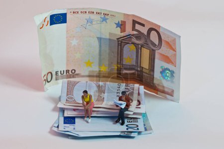 Téléchargez les photos : Personnes miniatures en action avec des billets en euros - en image libre de droit