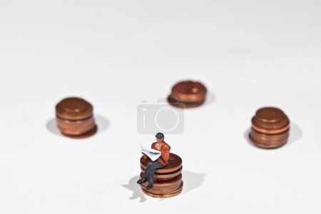 Téléchargez les photos : Personnes miniatures assis sur des pièces de monnaie en arrière-plan, gros plan - en image libre de droit