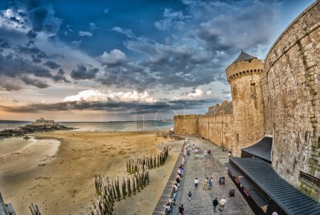 Téléchargez les photos : Plage de Saint Malo et architecture médiévale de la ville à marée basse. - en image libre de droit