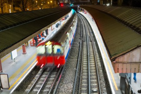 Foto de Tren subterráneo de Londres con gente de fondo - Imagen libre de derechos
