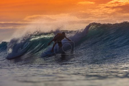 Téléchargez les photos : Surfeur sur Amazing Wave pendant le beau coucher de soleil - en image libre de droit