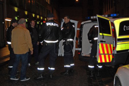 Téléchargez les photos : Policiers dans une nuit de ville - en image libre de droit
