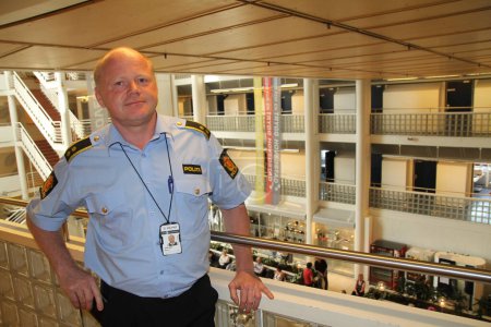 Téléchargez les photos : Police officer standing n the modern office building - en image libre de droit