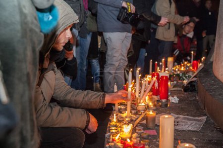 Téléchargez les photos : Foule de gens réunis avec des bougies - en image libre de droit