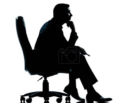 Téléchargez les photos : Un homme assis sur une chaise. isolé sur fond blanc - en image libre de droit