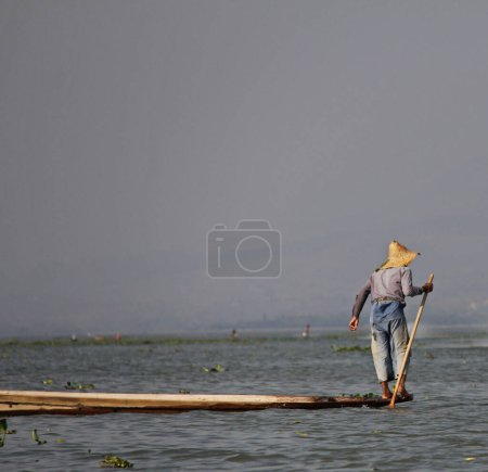 Téléchargez les photos : Pêche sur le lac Inle - en image libre de droit