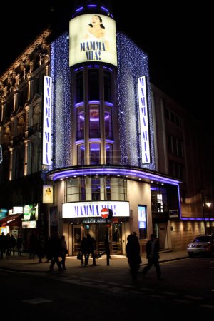 Téléchargez les photos : Théâtre Novello de Londres la nuit - en image libre de droit