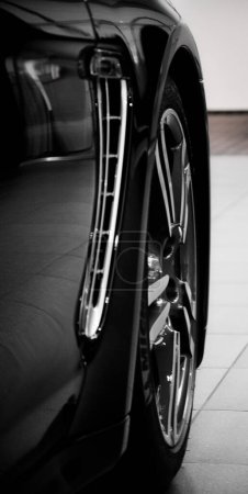 Foto de Negro moderno, coche de lujo en el fondo - Imagen libre de derechos