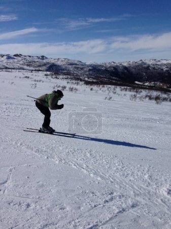Téléchargez les photos : Snowboarder en hiver neige sur fond nature - en image libre de droit