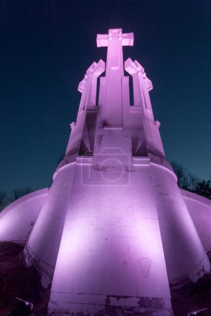 Foto de Púrpura monumento iluminado de tres cruces en Vilnius - Imagen libre de derechos