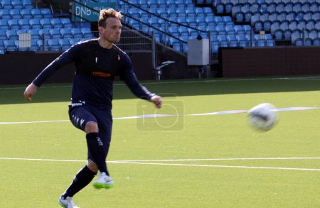 Téléchargez les photos : Joueur de football s'entraînant sur le terrain. Thomas Srum - en image libre de droit