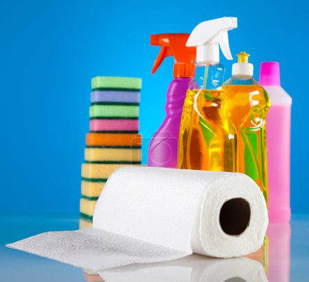 Foto de Conjunto de productos de limpieza, trabajo en casa tema colorido - Imagen libre de derechos
