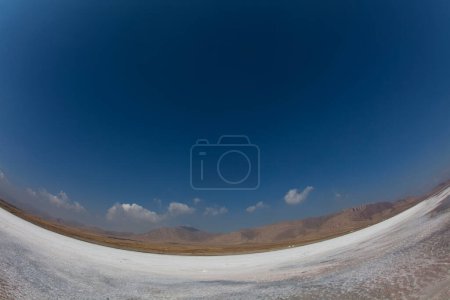 Téléchargez les photos : Lac salé en Iran - en image libre de droit