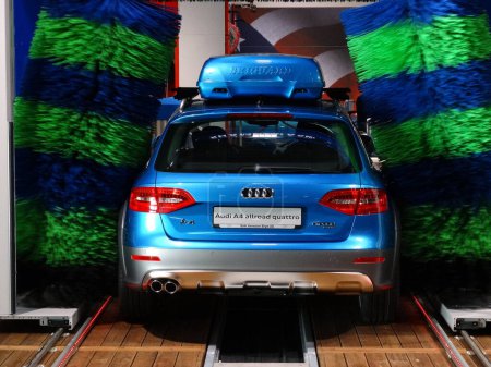 Téléchargez les photos : Audi A4 lavage de voiture - en image libre de droit