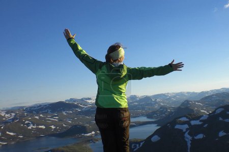 Téléchargez les photos : Femme au sommet de la montagne sur fond de nature - en image libre de droit