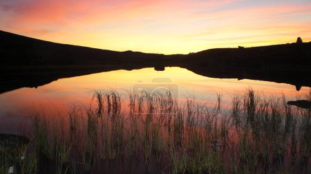Téléchargez les photos : Magnifique coucher de soleil sur le lac sur fond de nature - en image libre de droit