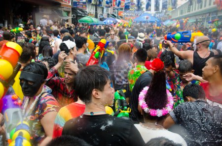 Foto de Bangkok, Tailandia - 15 de abril de 2014: Festival de Songkran, el tradicional Año Nuevo tailandés, en Khao San Road en Bangkok, Tailandia. - Imagen libre de derechos