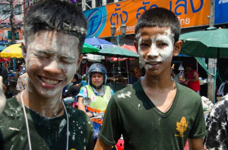 Téléchargez les photos : Songkran faces vue de fond - en image libre de droit