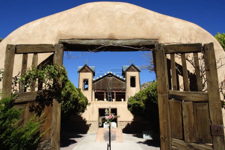 Foto de Iglesia de estilo misionero Santuario de Chimayo en Chimayo, Nuevo México - Imagen libre de derechos
