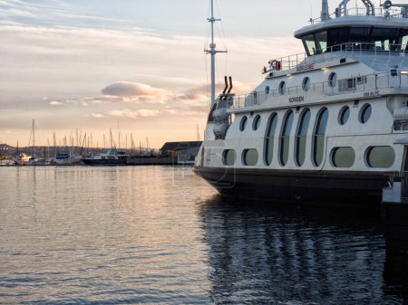 Téléchargez les photos : Yacht de luxe dans le port sur fond de nature - en image libre de droit