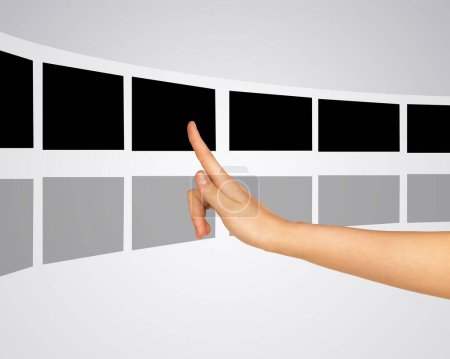 Téléchargez les photos : Femme appuyant sur la photo virtuelle dans le doigt de pointeur droit - en image libre de droit