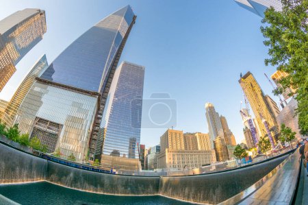 Téléchargez les photos : NEW YORK CITY - 23 MAI : Mémorial du 11 septembre à New York au World Trade Cente - en image libre de droit