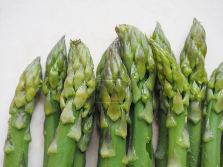 Téléchargez les photos : Bouquet d'asperges fraîches et biologiques vertes - en image libre de droit