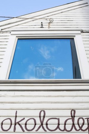 Téléchargez les photos : Fenêtre Refecting The Blue Sky dans la vieille ville de Stavenger, Norvège - en image libre de droit