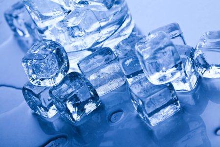 Foto de Cubos de hielo azules y brillantes, fondo fresco - Imagen libre de derechos
