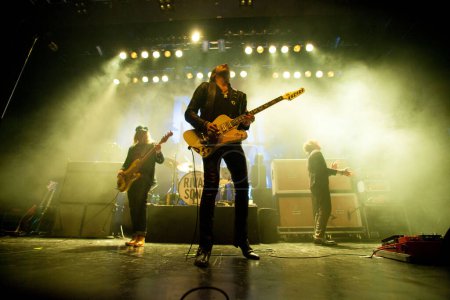Téléchargez les photos : Groupe rock américain Rival Sons performance Oslo, Norvège - en image libre de droit