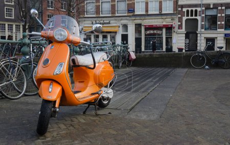 Téléchargez les photos : Dutch Scooter on city street - en image libre de droit