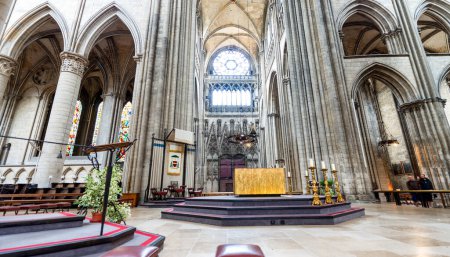 Foto de ROUEN, FRANCIA - 15 DE JUNIO DE 2014: Interior de la Catedral de Rouen - Imagen libre de derechos
