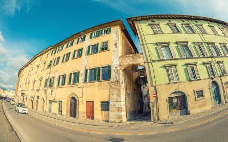 Foto de Edificios medievales de Pisa a lo largo del río Arno - Toscana, Italia - Imagen libre de derechos