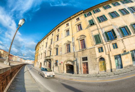 Foto de Edificios medievales de Pisa a lo largo del río Arno - Toscana, Italia - Imagen libre de derechos