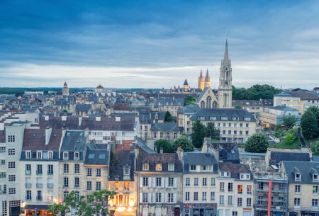 Téléchargez les photos : Paysage urbain aérien de Caen, Normandie - France - en image libre de droit