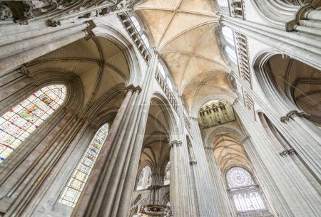 Téléchargez les photos : ROUEN, FRANCE - 14 JUIN 2014 : Intérieur de la cathédrale de Rouen - en image libre de droit