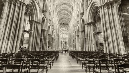 Foto de ROUEN, FRANCIA - 15 DE JUNIO DE 2014: Interior de la Catedral de Rouen - Imagen libre de derechos