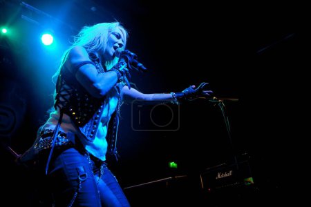 Téléchargez les photos : Chanteuse de heavy metal allemande Doro performance, Oslo, Norvège - en image libre de droit