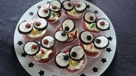 Téléchargez les photos : Délicieux cupcakes à la crème - en image libre de droit