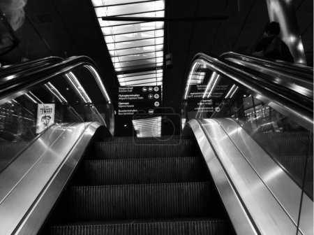 Téléchargez les photos : Escalator à l'aéroport, photo noir et blanc - en image libre de droit