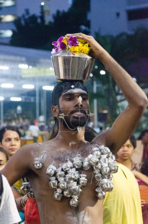 Téléchargez les photos : Hindu festival with unique people - en image libre de droit