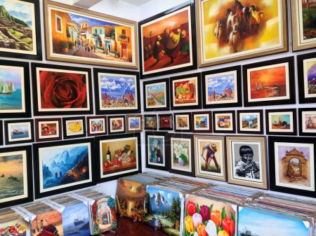 Foto de Pinturas coloridas en una pared en una tienda - Imagen libre de derechos