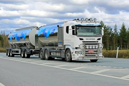 Foto de Camión de leche Scania R500 transporta leche Valio - Imagen libre de derechos
