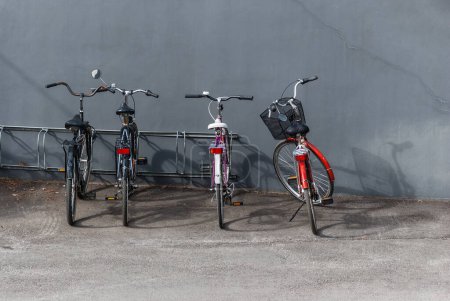 Téléchargez les photos : Bicycles on the city street - en image libre de droit