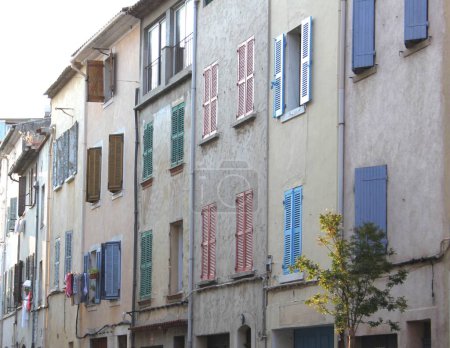 Téléchargez les photos : Maisons aux fenêtres colorées, France - en image libre de droit