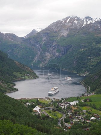 Téléchargez les photos : Geiranger, Norvège vue de fond - en image libre de droit